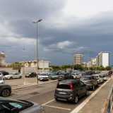 Sul lato sinistro dello stabile la visuale architettonica � invece completamente diversa. Oltre un parcheggio intravediamo infatti delle basse villette bianche costruite agli inizi degli anni 80, quando qui c�era solo tanta campagna